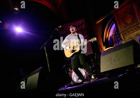 Jack Penate tritt auf der Bühne in der Union Chapel in Islington, im Norden Londons, als Teil der Little Noise Sessions Woche von Auftritten in Unterstützung der Wohltätigkeitsorganisation Mencap auf. Stockfoto