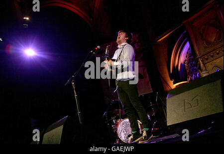 Jack Penate tritt auf der Bühne in der Union Chapel in Islington, im Norden Londons, als Teil der Little Noise Sessions Woche von Auftritten in Unterstützung der Wohltätigkeitsorganisation Mencap auf. Stockfoto