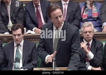 Oppositionsführer David Cameron bei den Fragen des Premierministers im Unterhaus, London. Stockfoto