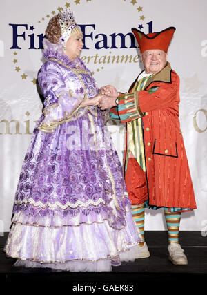 Cinderella stellte Mickey Rooney als Baron Hardup (rechts) und seine Frau Jan als Fairy Godmother während einer Fotoserie vor, um First Family Entertainment's, den National Launch für die diesjährigen Pantomimen, im O2 Center in Finchley in London, zu starten. Stockfoto