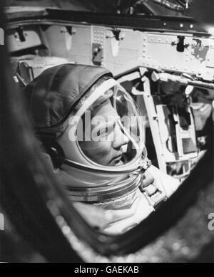 Gemini 12 Astronauten Edwin E. "Buzz" Aldrin checkt Raumfahrzeug während eines simulierten Tests. Stockfoto