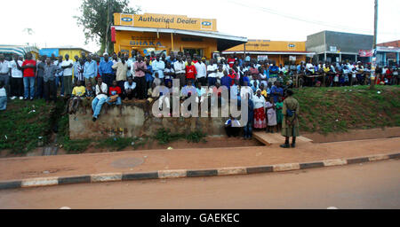 Nach ihrer Ankunft in Uganda säumen Massen die Route der Britin Queen Elizabeth II, zwischen Entebbe und Kampala, um einen viertägigen Besuch in der Gegend zu beginnen. Stockfoto