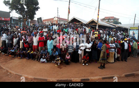 Nach ihrer Ankunft in Uganda säumen Massen die Route der Britin Queen Elizabeth II, zwischen Entebbe und Kampala, um einen viertägigen Besuch in der Gegend zu beginnen. Stockfoto