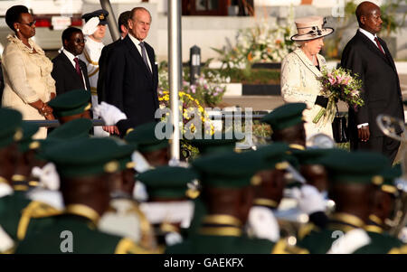 Die britische Königin Elizabeth II., zusammen mit dem ugandischen Präsidenten Yoweri Museveni und dem Herzog von Edinburgh, kam während ihrer Ankunft im State House, Entebbe, Uganda, zu einem viertägigen Besuch in der Region an. Stockfoto