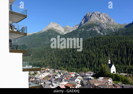 Scuol (Schuls) Ansicht des Wohnhauses in Scuol (Schuls), das Inntal und das Piz Lischana Schweiz Graubünden, Griso Stockfoto