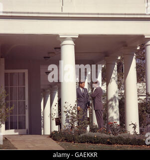 Präsident John F. Kennedy mit US-Verteidigungsminister Robert McNamara während kubanische Flugkrise. Stockfoto