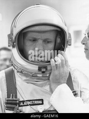 Gemini 8 Astronaut Neil A. Armstrong in seinem Raum-Helm. Stockfoto