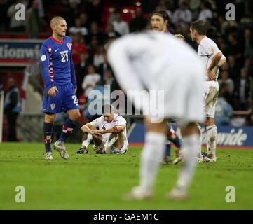 Fußball - UEFA-Europameisterschaft 2008 Qualifikation - Gruppe E - England gegen Kroatien - Wembley-Stadion. Die Engländer Steven Gerrard (zweiter von links) und David Beckham (Vordergrund) sehen nach dem letzten Pfeifen niedergeschlagen aus Stockfoto