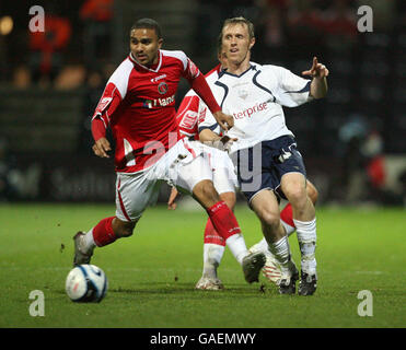 Jerome Thomas von Charlton Athletic und Brett Ormerod von Preston North End in Aktion während des Coca-Cola Football League Championship-Spiels in Deepdale, Preston. Stockfoto