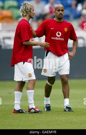 (L-R) der Kapitän von Manchester United, David Beckham, bantert mit Juan Sebatian Veron während der Trainingseinheit vor dem Spiel Stockfoto