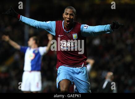 Fußball - Barclays Premier League - Blackburn Rovers gegen Aston Villa - Ewood Park. Ashley Young von Aston Villa feiert den dritten Treffer seiner Seite Stockfoto