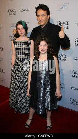 Shelan O'Keefe, John Cusack und Gracie Bednarczyk kommen zur Premiere von Grace is Gone an der Academy of Motion Picture Arts and Sciences in Beverly Hills, Los Angeles. Stockfoto