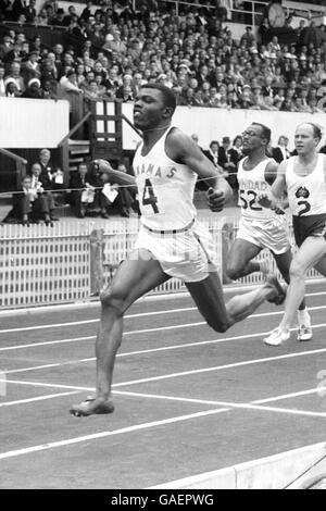 Bahamas' Thomas Robinson gewinnt den ersten Heat der Männer 100 yds Stockfoto