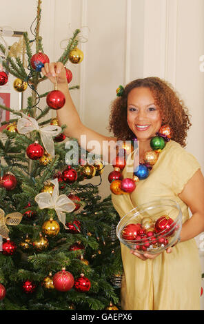 Schauspielerin Angela Griffin im Savoy Hotel im Zentrum von London, um Quality Street's "Guide to the Perfect Festive Season" zu veröffentlichen. Stockfoto
