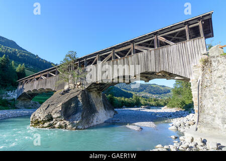 Gesendeten gedeckte hölzerne Brücke über den Inn im Unterengadin Sur En Schweiz Graubünden, Graubünden Unterengadin, Stockfoto