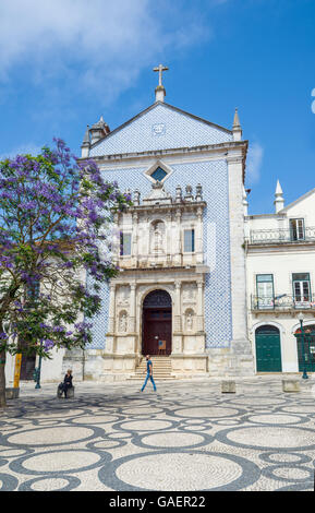 Menschen zu Fuß vor der Igreja da Misericordia in Aveiro, Portugal. Stockfoto