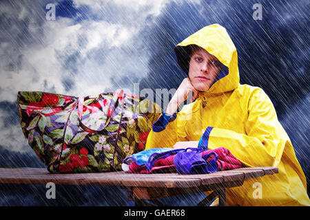 Enttäuscht Mädchen im Regen Stockfoto