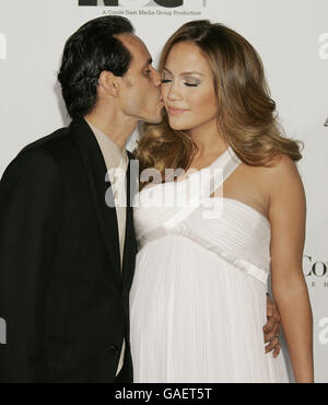 Jennifer Lopez und ihr Mann Marc Anthony kommen beim Movies Rock im Kodak Theater in Los Angeles an. Stockfoto