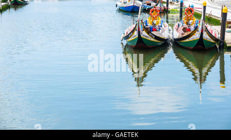 Typische Moliceiro Boot in den Kanälen von Aveiro. Portugal. Stockfoto