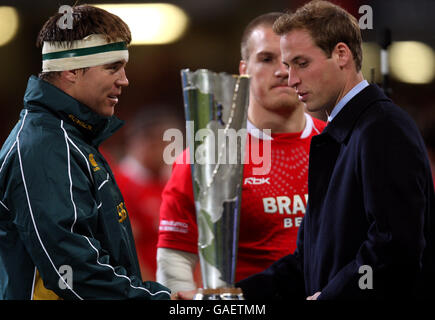 Rugby Union - Prince William Cup - Wales / Südafrika - Millennium Stadium. Südafrikas Kapitän John Smit (links) schüttelt sich vor dem Spiel die Hände mit Prinz William. Stockfoto