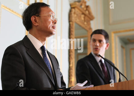 Der chinesische Außenminister Yang Jiechi, links, mit seinem britischen Amtskollegen David Miliband während einer Pressekonferenz in Carlton Gardens, London. Stockfoto