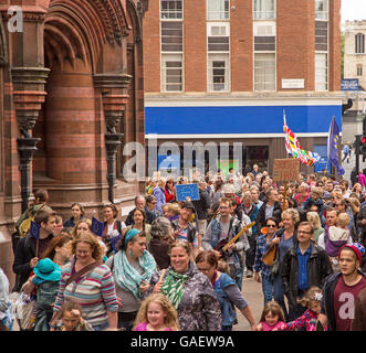 York, England. 2. Juli 2016 über 1000 Unterstützer von Großbritannien bleiben in der Europäischen Union (EU) marschierten durch York. Stockfoto