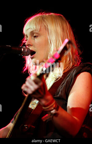 Laura Marling tritt auf der Bühne in der Union Chapel in Islington, im Norden Londons, als Teil der Little Noise Sessions Woche der Gigs in Unterstützung der Wohltätigkeitsorganisation Mencap auf. Stockfoto