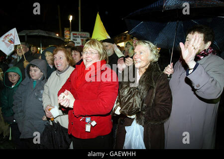 Hunderte von Menschen säumten die Straßen, um Kardinal Sean Brady, den Leiter der katholischen Kirche in Irland, bei seiner Rückkehr in Armagh City, Nordirland, willkommen zu heißen. Stockfoto