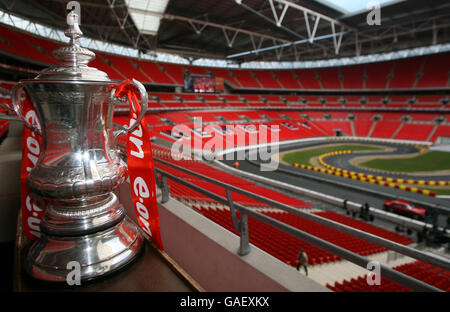 Motorsport - Race of Champions - Media Day - Wembley Stadium. Während sich das Wembley Stadium auf das Rennen der Champions vorbereitet, wird der FA Cup ausgestellt Stockfoto