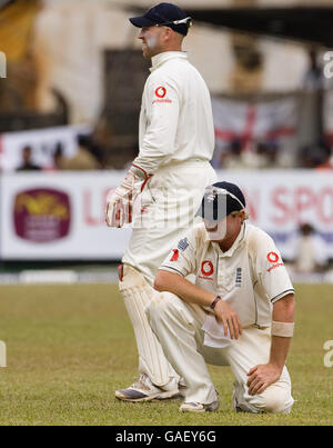 Englands Ian Bell reagiert, nachdem er Kumar Sangakkara von Sri Lanka bei 98 Läufen während des ersten Testkampfs im Asgiriya International Stadium, Kandy, abgesetzt hat. Stockfoto