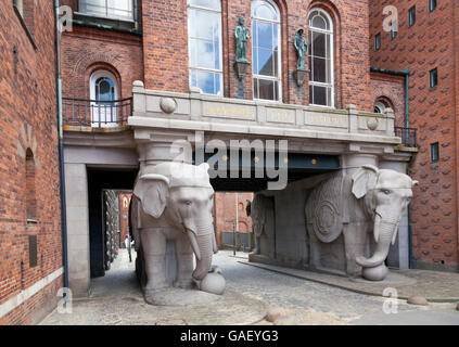 Elefantporten, das Elefantentor ist der Eingang von Valby Seite zum Bereich alte Brauerei Carlsberg in Kopenhagen, Dänemark. Stockfoto