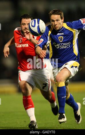 Fußball - Coca-Cola Football League Championship - Cardiff City / Charlton Athletic - Ninian Park. Andy Reid, Charlton Athletic (l) und Chris Gunter, Cardiff City, kämpfen um den Ball Stockfoto