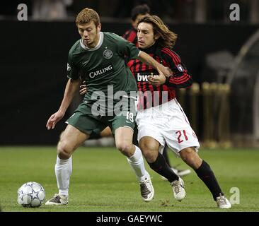 Fußball - UEFA Champions League - Gruppe D - AC Mailand / Celtic - Stadio Giuseppe Meazza. Massimo Donati von Celtic (links) und Andrea Pirlo vom AC Mailand kämpfen während des UEFA Champions League-Spiels in San Siro um den Ball. Stockfoto