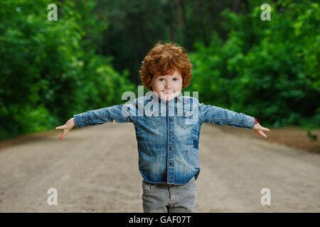 niedliche kleine emotionale junge Stockfoto