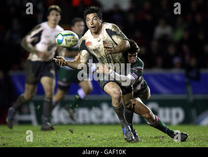 Toulouse Byron Kelleher wird von Ben Youngs aus Leicester während des Heineken Cup Spiels in der Welford Road, Leicester, angegangen. Stockfoto