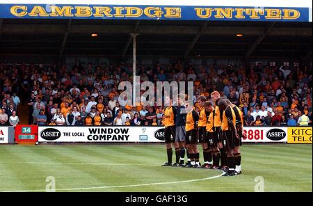 Fußball - Nationwide League Division Two - Cambridge United / Leyton Orient. Die Spieler von Cambridge United beobachten zu Beginn des Spiels für Holly Wells und Jessica Chapman eine Schweigeminute Stockfoto