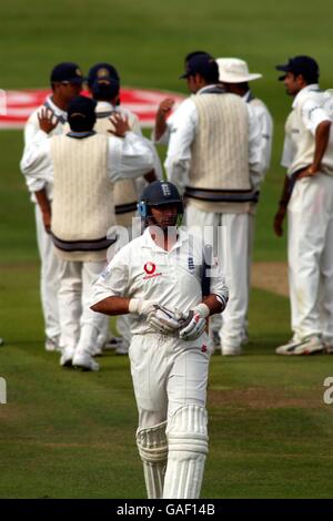 Cricket - England - Indien - Dritter Npower-Test - Dritter Tag. Englands Kapitän Nasser Hussain verlässt das Feld, nachdem er ausgegebenen LBW vor dem indischen Zaheer Khan erhalten hat Stockfoto