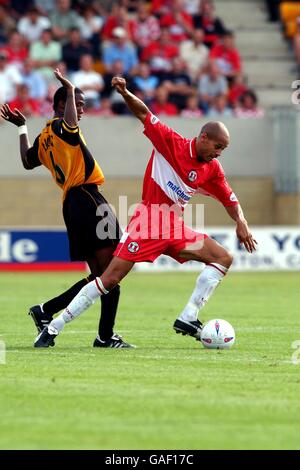 Stevland Angus von Cambridge United bekämpft Lee Thorpe von Leyton Orient Stockfoto