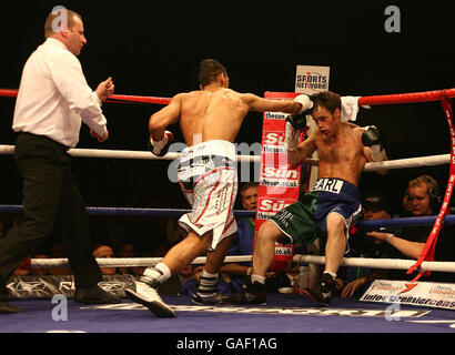 Amir Khan hält Graham Earl in der ersten Runde des Commonwealth Lightweight Title Fight in der Bolton Arena in Bolton auf. Stockfoto