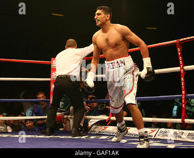 Amir Khan feiert seinen Sieg und schlägt Graham Earl in der ersten Runde nieder, um den Commonwealth Lightweight Title Fight in der Bolton Arena in Bolton zu gewinnen. Stockfoto