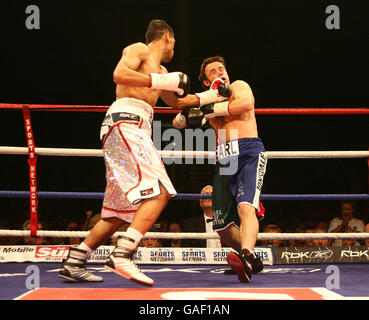 Amir Khan schlägt Graham Earl in der ersten Runde mit der linken Hand bis zum Kinn nieder, um den Commonwealth Lightweight Title Fight in der Bolton Arena in Bolton zu gewinnen. Stockfoto