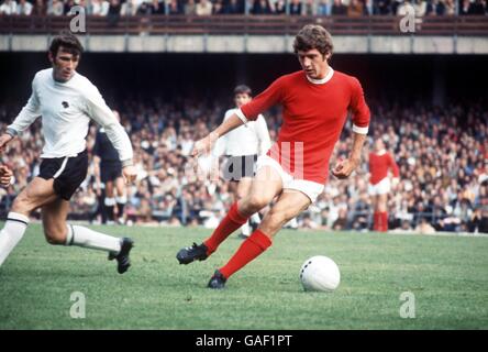 Brian Kidd (r) von Manchester United wendet sich von Derby County ab Kevin Hector (l) Stockfoto