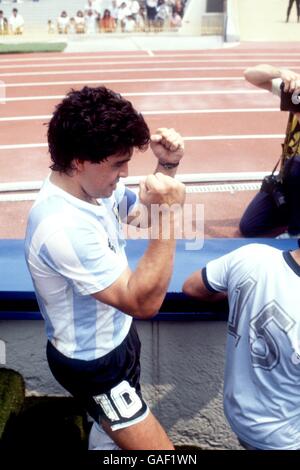 Fußball - Weltmeisterschaft Mexiko 1986 - Gruppe A - Argentinien gegen Bulgarien. Der Argentinier Diego Maradona feiert das Qualifying für die zweite Runde, als er nach dem Spiel in die Garderobe zurückkehrt Stockfoto