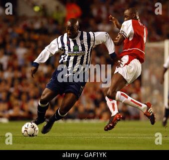 Fußball - FA Barclaycard Premiership - Arsenal gegen West Bromwich Albion. Patrick Vieira von Arsenal fordert Jason Roberts von West Bromwich Albion heraus Stockfoto