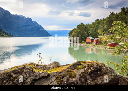 Rotes Boot befindet sich in der Nähe von einem Fjord durch steile norwegische Landschaft in Glanz,, Sogn. Stockfoto