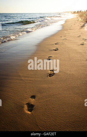 Fußspuren im Sand am Strand, einen Weg in Richtung der Kamera Stockfoto