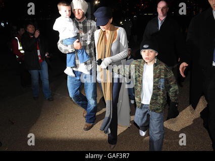 David & Victoria Beckham - mit den Söhnen Brooklyn (rechts), Cruz (getragen) & Romeo (hinten) - besuchen Sie die Winter Wonderland Ice Rink im Hyde Park im Zentrum von London. Stockfoto