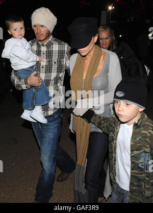 David & Victoria Beckham - mit Sons Brooklyn (rechts) & Cruz - besuchen Sie die Winter Wonderland Ice Rink im Hyde Park im Zentrum von London. Stockfoto