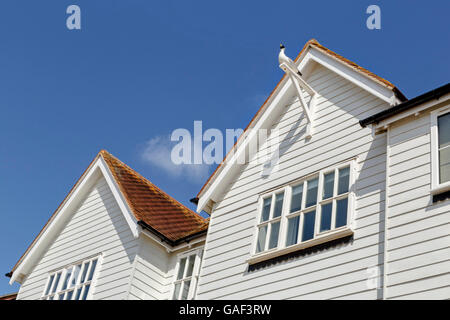 Hölzerne Lachmöwe (Chroicocephalus Ridibundus) Dekoration auf einem Haus entlang Wivenhoes Waterfront, Essex, England, UK. Stockfoto