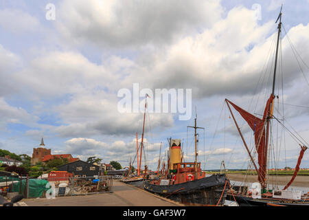 Vertäut alten Schlepper und Themse Segeln Lastkähne am Hythe Quay bei Ebbe am Fluß Chelmer, Maldon, Essex, England, UK. Stockfoto